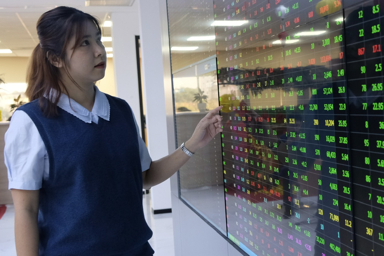 Gây chấn động khi nghi xài heo bệnh, cổ phiếu Đồ hộp Hạ Long bị bán tháo 1 Gây chấn động khi nghi xài heo bệnh, cổ phiếu Đồ hộp Hạ Long bị bán tháo - Ảnh 1.