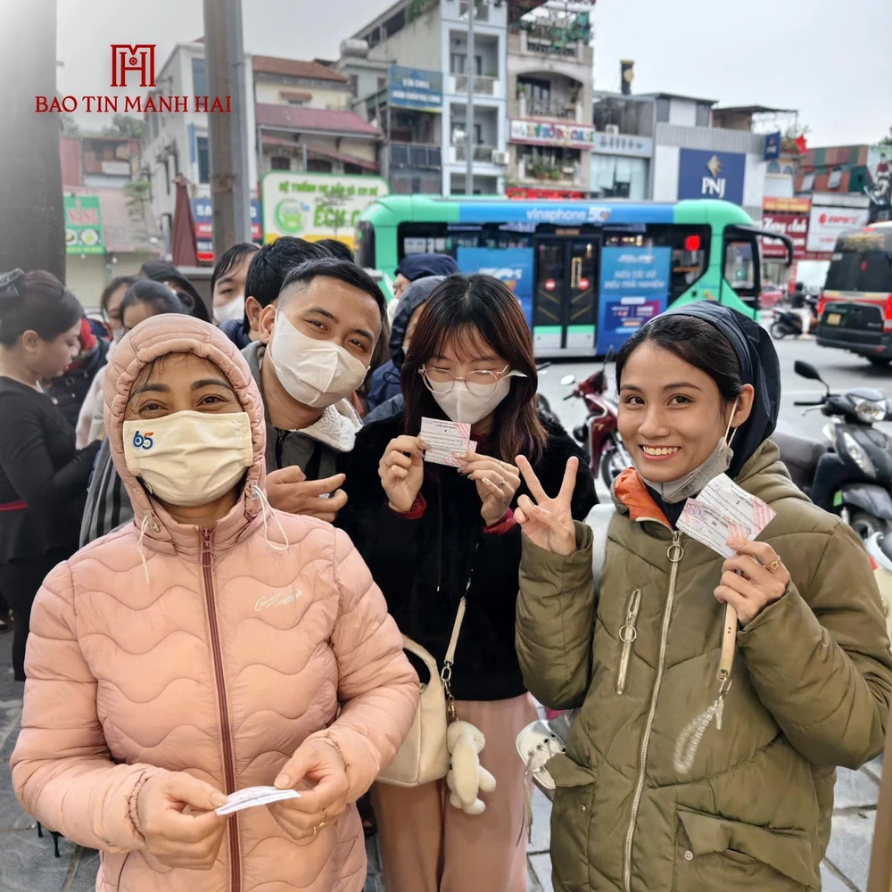 Người dân khoe phiếu mua Tứ Quý Thịnh Vượng 0,1 chỉ của Bảo Tín Mạnh Hải. Ảnh: M.T Người dân khoe phiếu mua Tứ Quý Thịnh Vượng 0,1 chỉ của Bảo Tín Mạnh Hải. Ảnh: M.T