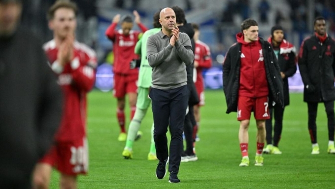 HLV Slot và các cầu thủ Liverpool vỗ tay cảm ơn CĐV sau trận thắng Marseille ở lượt 7 Champions League, ngày 21/1/2026. Ảnh: AFP