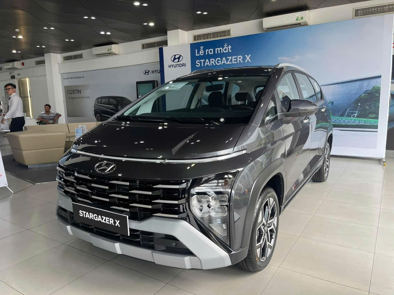 Xe gia đình 7 chỗ Hyundai Stargazer lại 'dò đáy', giá thực tế sát 400 triệu đồng - Ảnh 1.