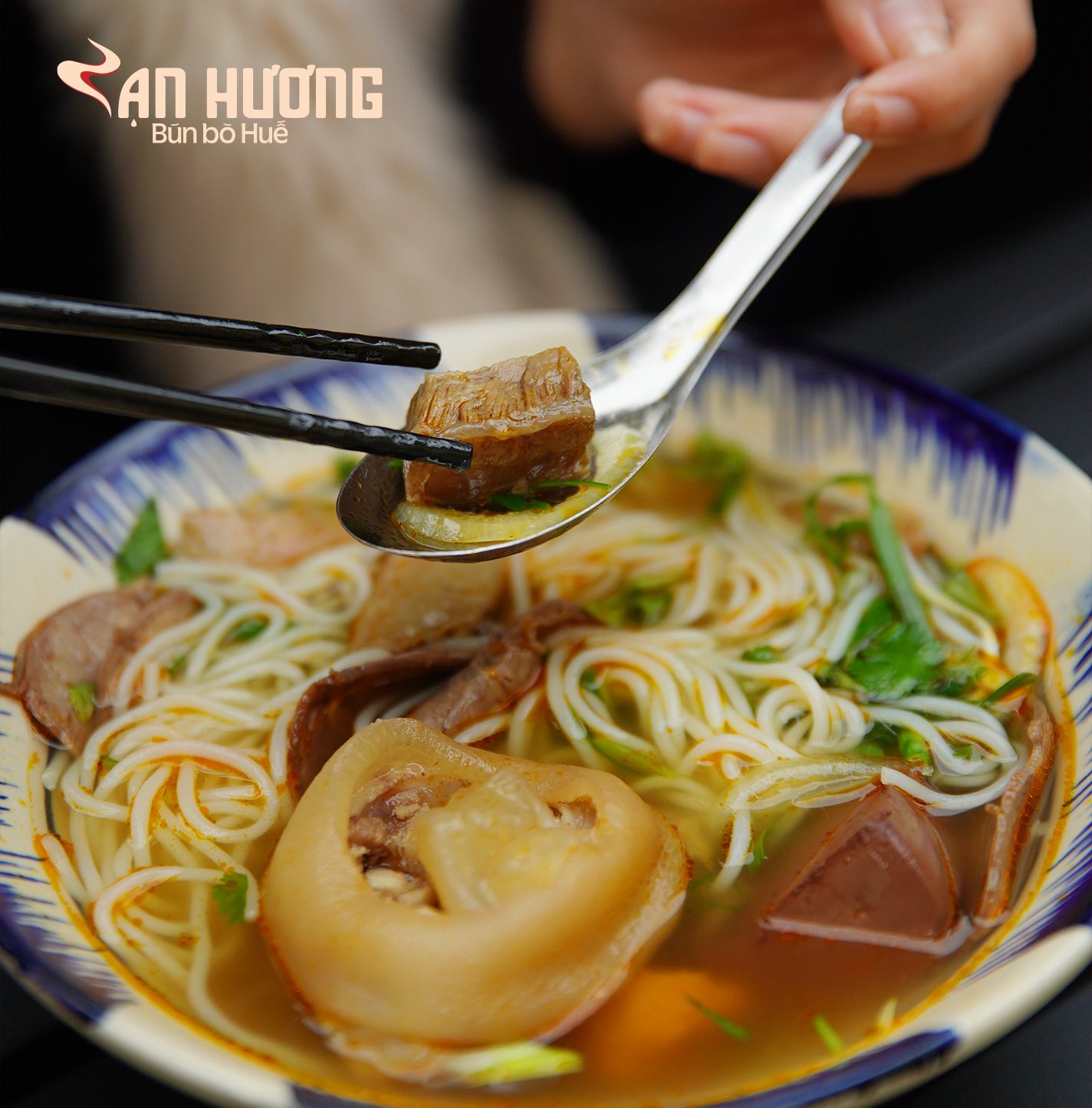 Khách Tây choáng khi bước vào quán bún bò Huế ở Việt Nam: Giá bát bún còn gây bất ngờ hơn nữa- Ảnh 2.