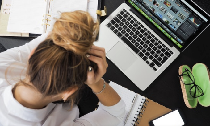 Áp lực phải đứng đầu khiến người trẻ dễ stress, trầm cảm, lo âu. Ảnh: Fenews