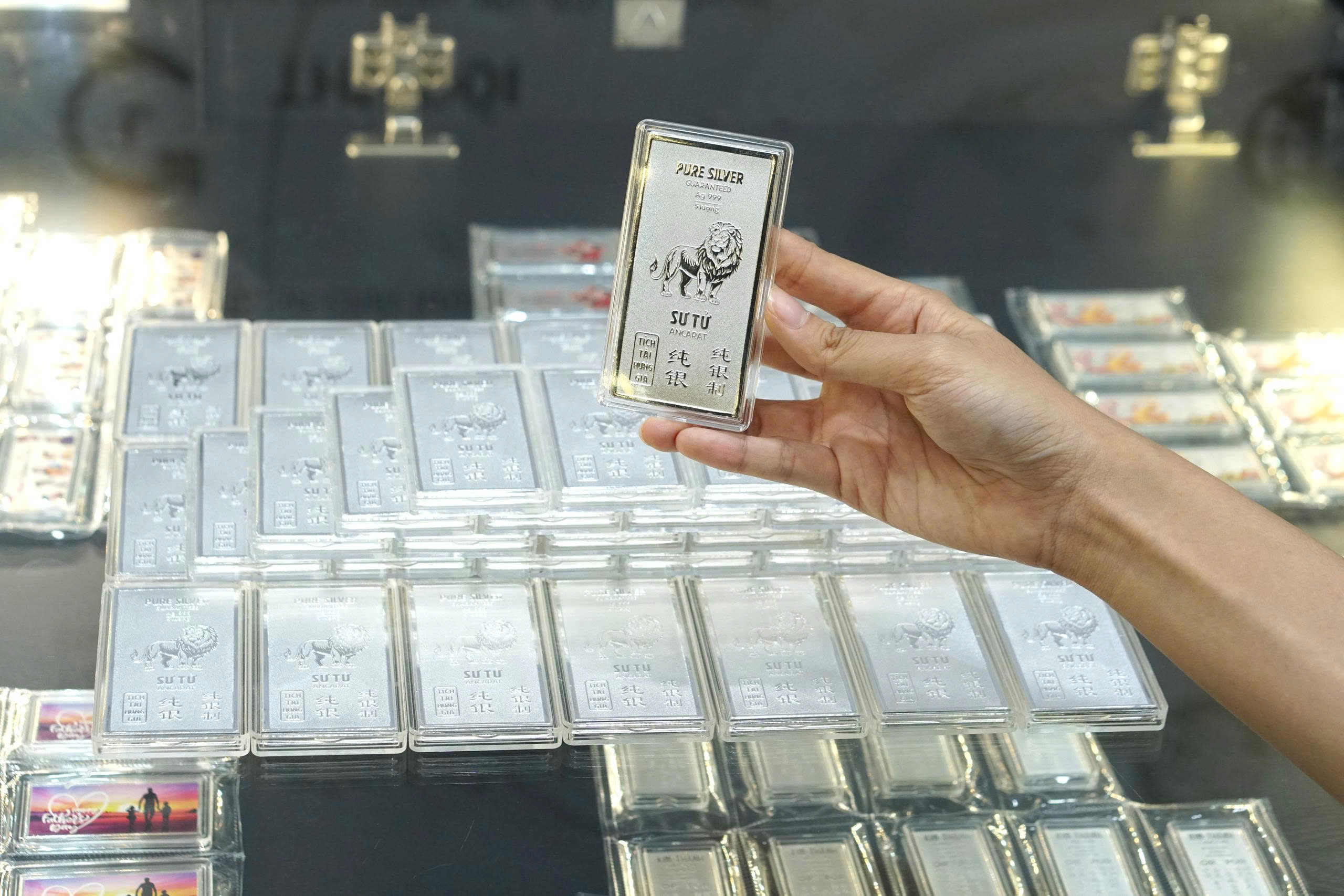 Giá vàng bạc tăng mạnh ngay ngày giao dịch đầu năm mới - Ảnh 2.