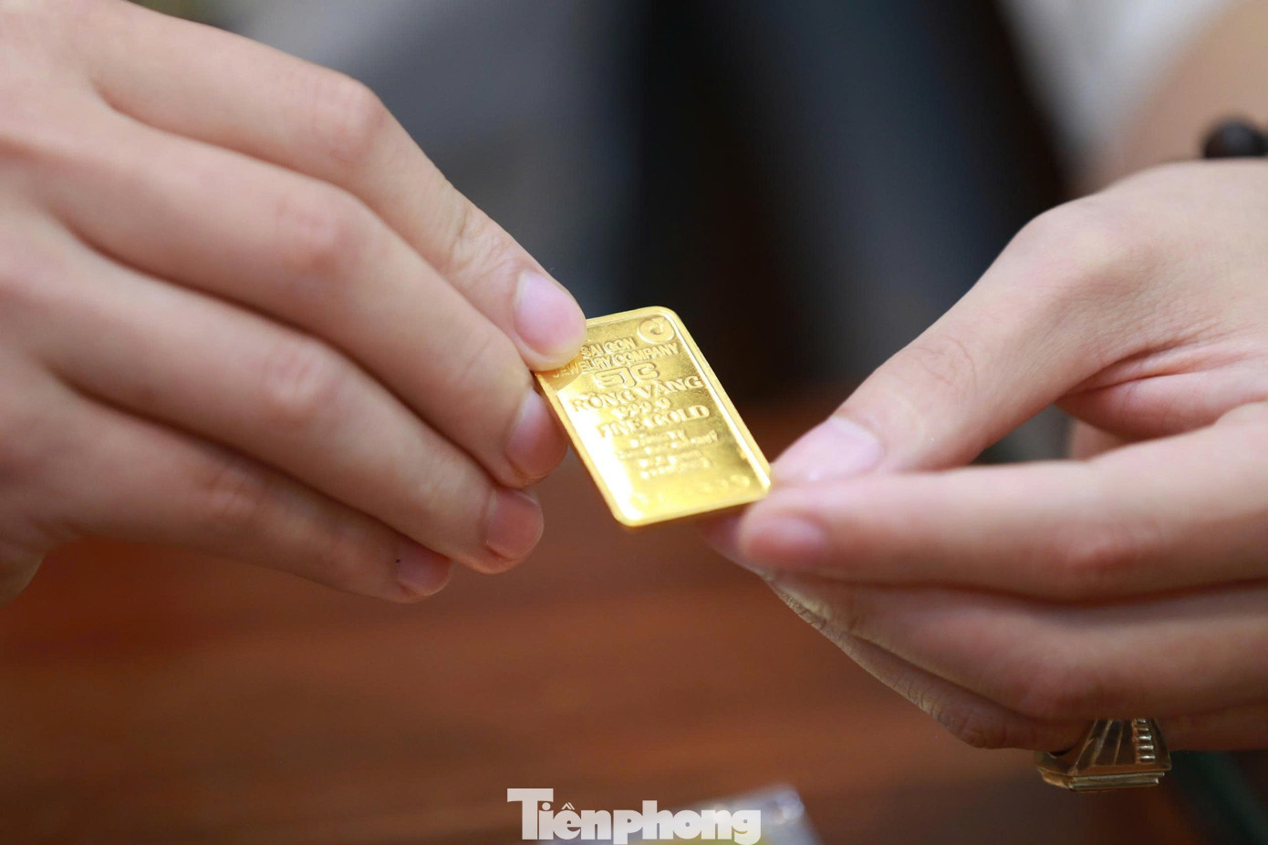 Giá vàng đồng loạt tăng mạnh, Ngân hàng Nhà nước ra quy định mới- Ảnh 1.