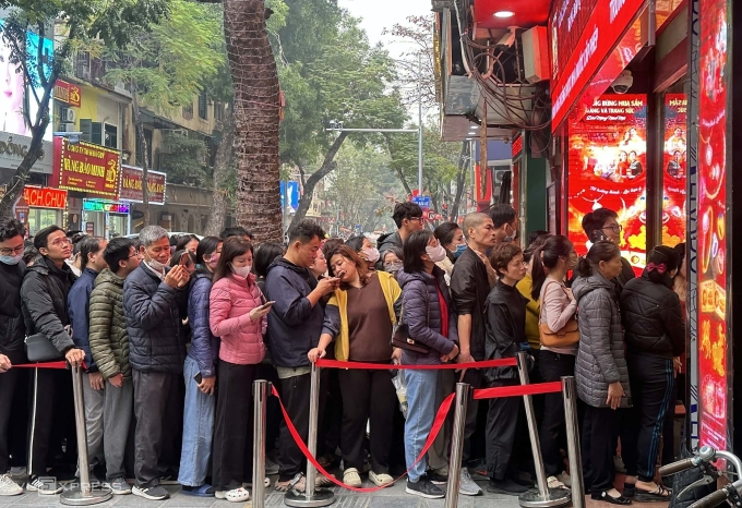 Người dân xếp hàng mua vàng tại cửa hàng Bảo Tín Minh Châu trên đường Trần Nhân Tông sáng 31/1 . Ảnh: Trọng Hiếu