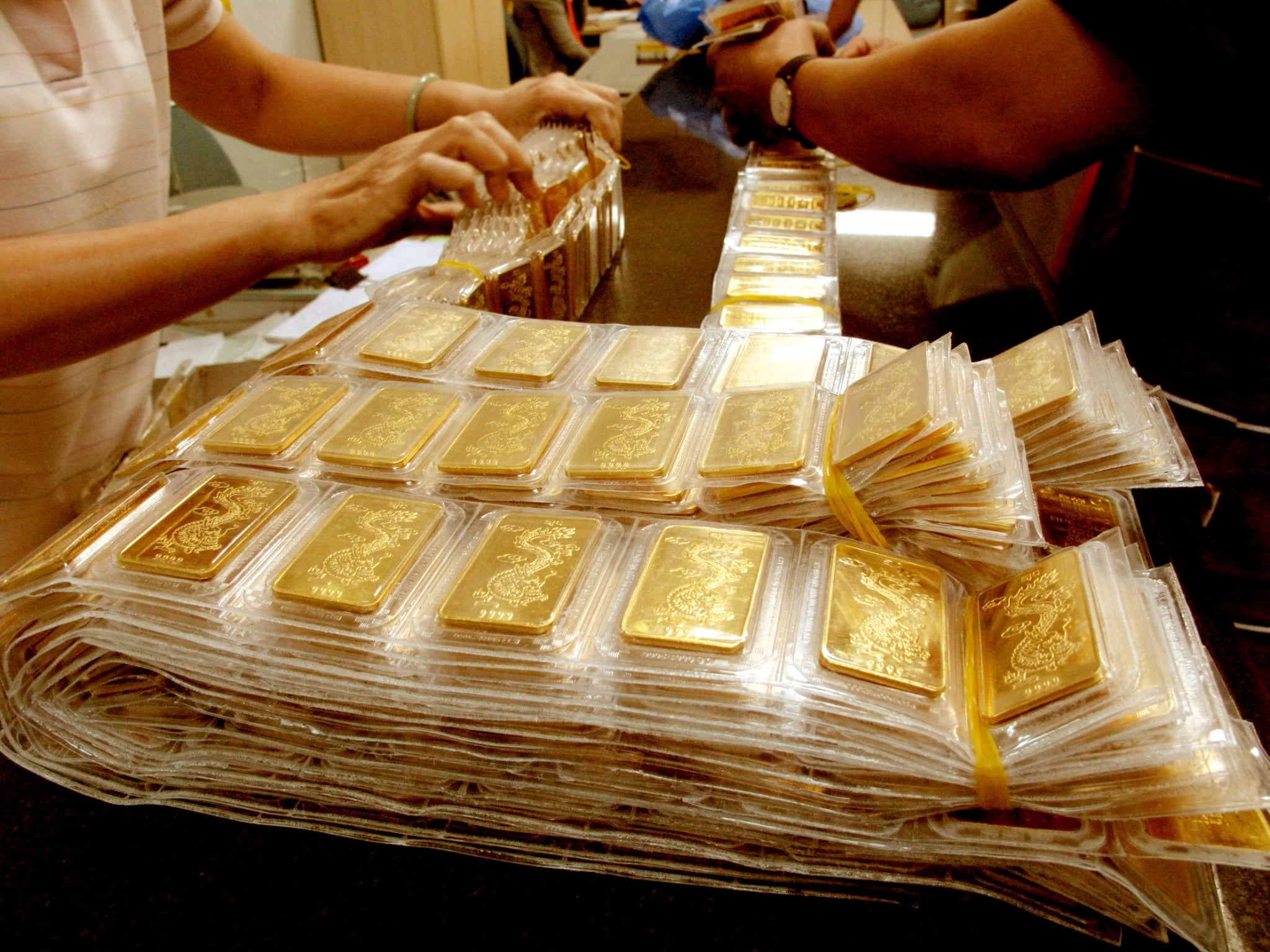 Giá vàng miếng SJC lên mức 184,2 triệu đồng/lượng 1 giá vàng - Ảnh 1.