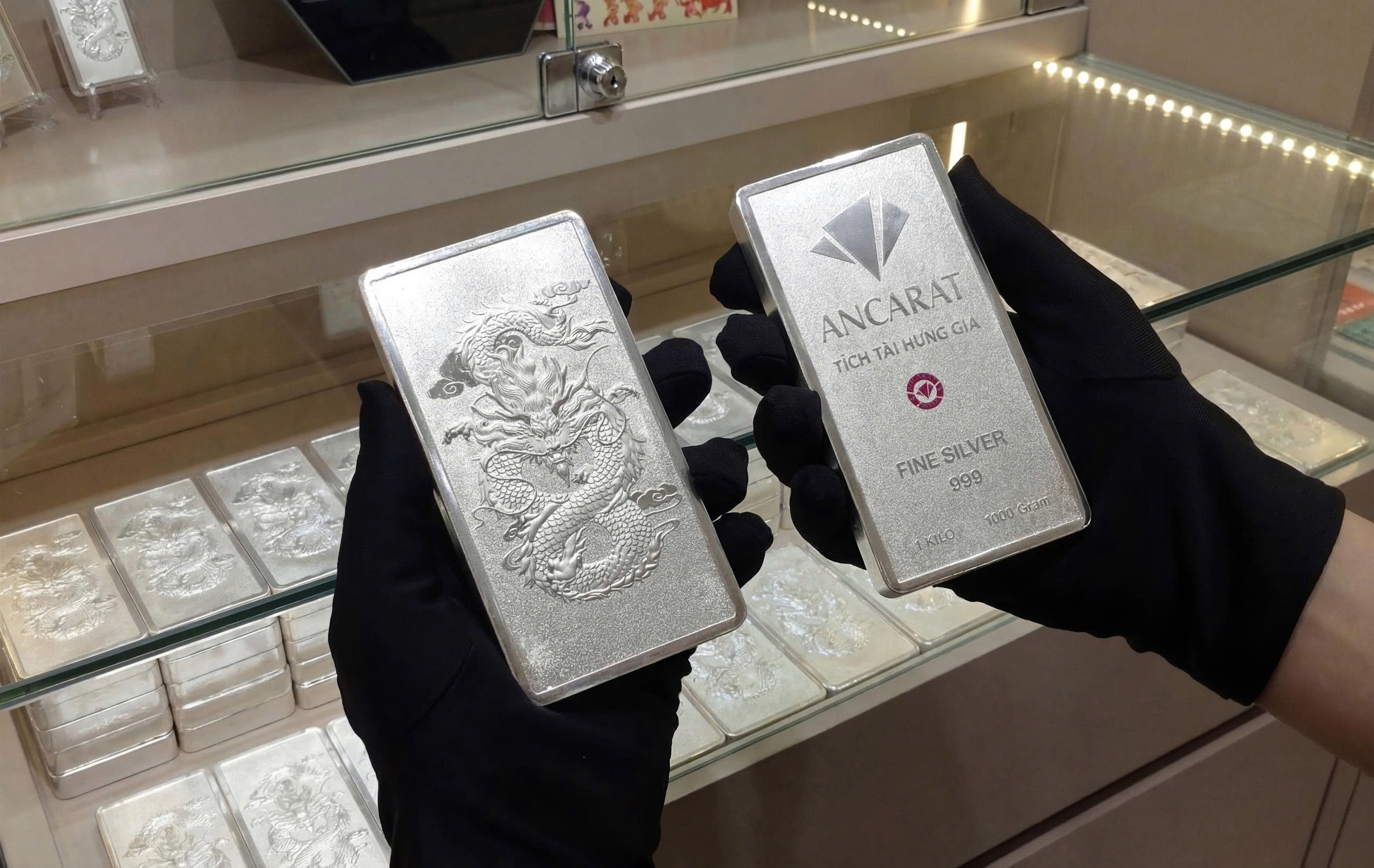 Giá vàng và bạc giảm mạnh do áp lực chốt lời - Ảnh 2.