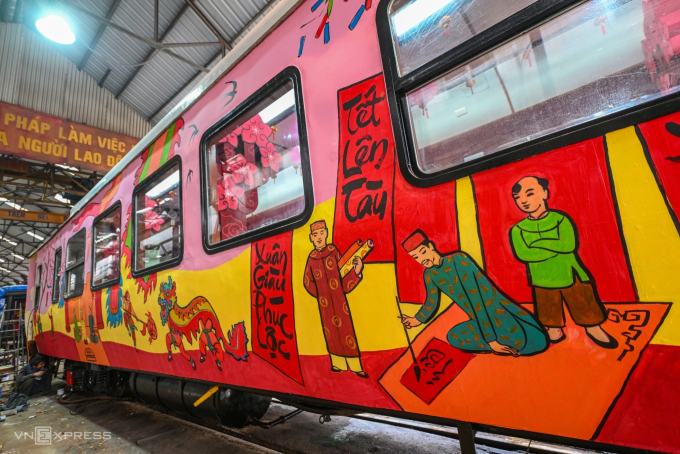 Trang trí toa tàu đón tết. Ảnh: Giang Huy