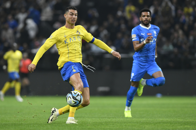 Cristiano Ronaldo đi bóng trong trận chung kết Riyadh Season Cup gặp Al Hilal trên sân Kingdom tại Riyadh, Arab Saudi ngày 8/2/2024. Ảnh: AP