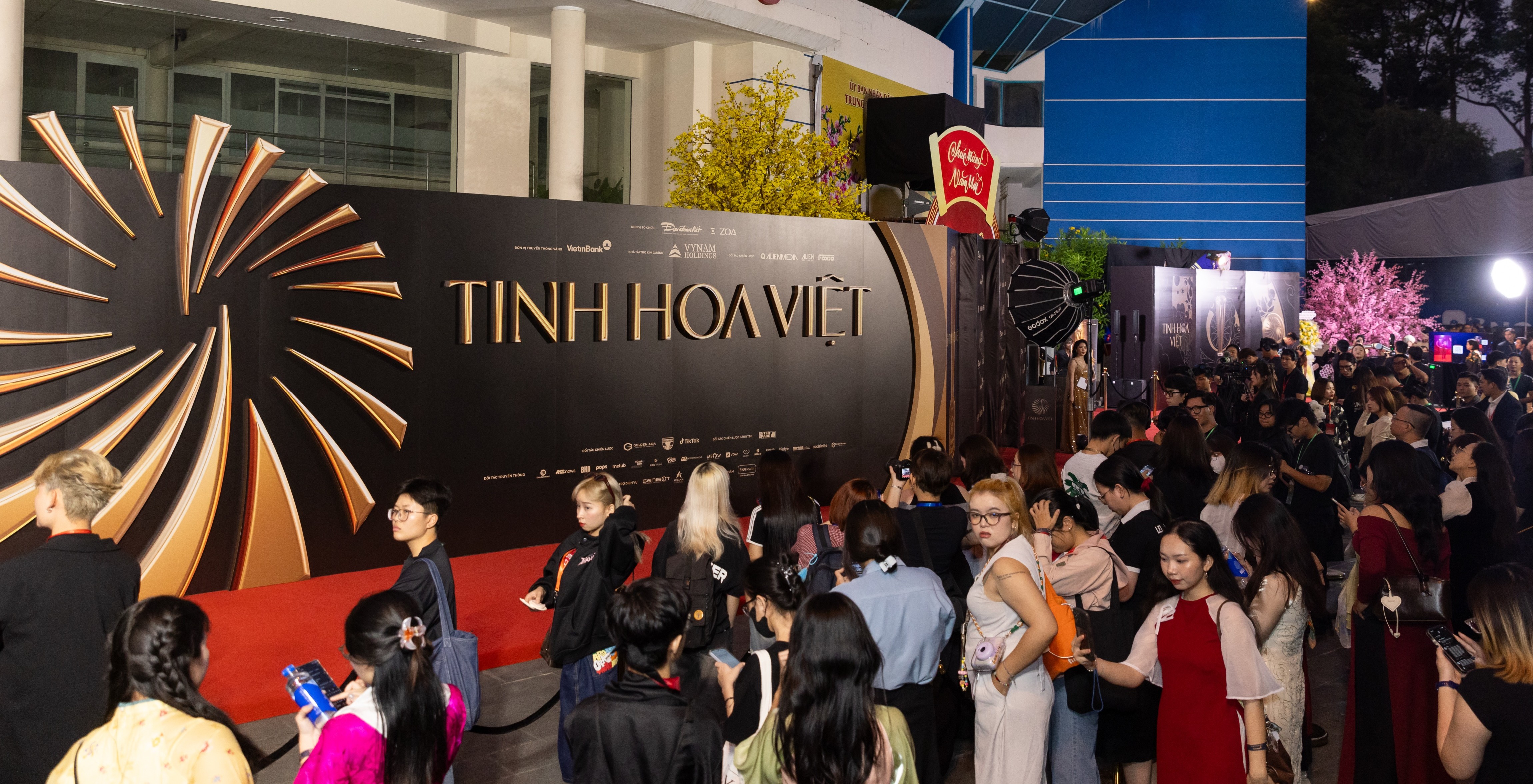 Giải Tinh hoa Việt gọi tên Hòa Minzy, DTAP - Ảnh 1. Giải Tinh hoa Việt gọi tên Hòa Minzy, DTAP - Ảnh 1.