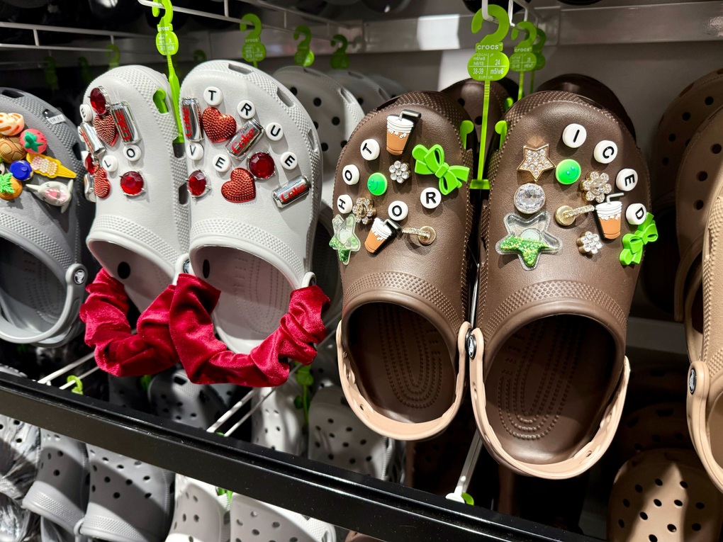 Giải mã cơn sốt Crocs: Khi dép “xấu lạ” thắng lớn nhờ công thức kỳ cục - 1