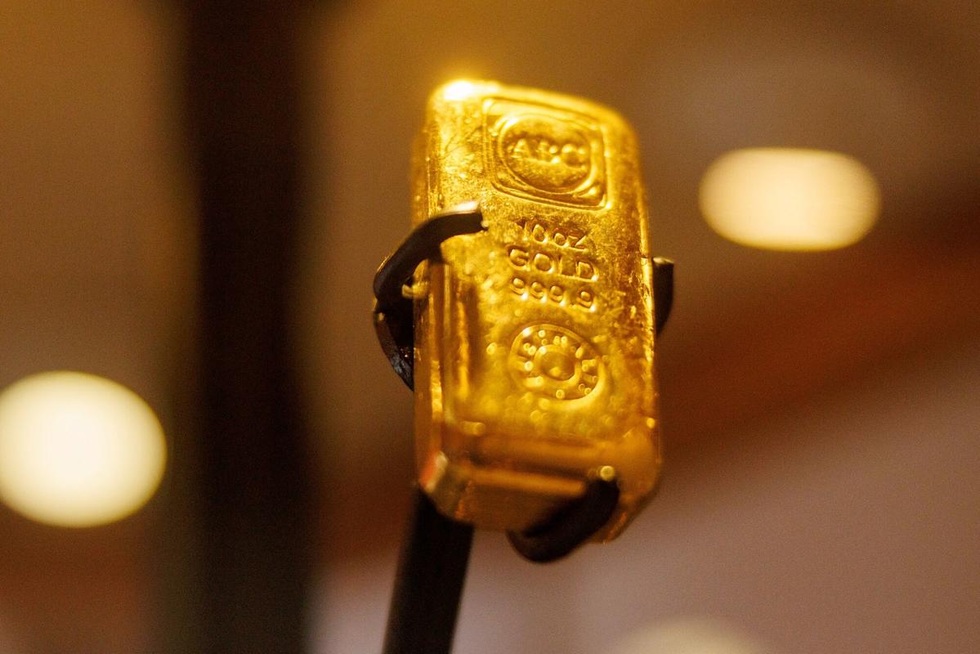 Giải mã cú sập 500 USD của vàng: Ai đang thực sự giật dây giá kim loại quý? - 1