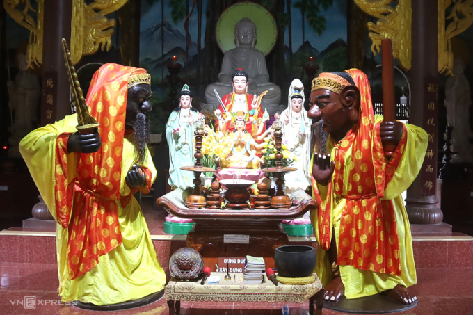 Tượng ông Đỏ, ông Đen ở chùa Nhạn Sơn. Ảnh: Trần Hóa