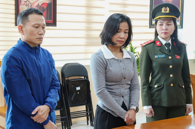 Nghi can Hường và Hoài (thứ 2 và 3 từ phải sang), tại cơ quan điều tra. Ảnh: Công an cung cấp