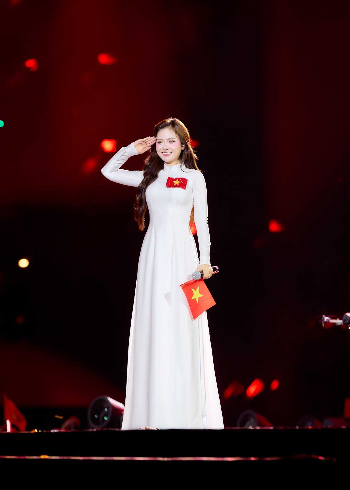 Giảng viên thanh nhạc đắt show nhất Việt Nam được Bộ Tư lệnh khen thưởng, sự nghiệp đi lên rực rỡ- Ảnh 3. Giảng viên thanh nhạc đắt show nhất Việt Nam được Bộ Tư lệnh khen thưởng, sự nghiệp đi lên rực rỡ- Ảnh 3.