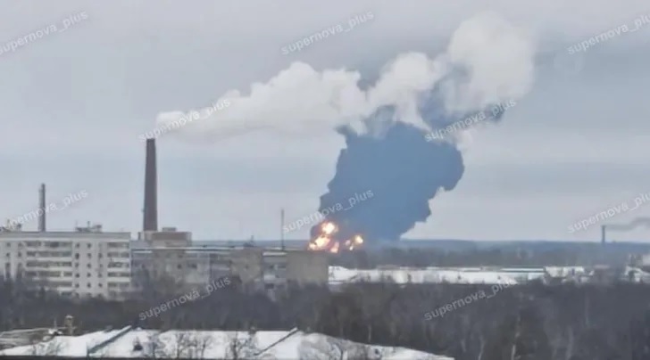 Giao thừa trong tiếng còi báo động tại Nga và Ukraine - Ảnh 1.