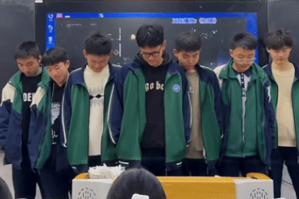 Giáo viên phạt học sinh đi muộn theo kiểu độc, dân mạng cười nghiêng ngả - 1