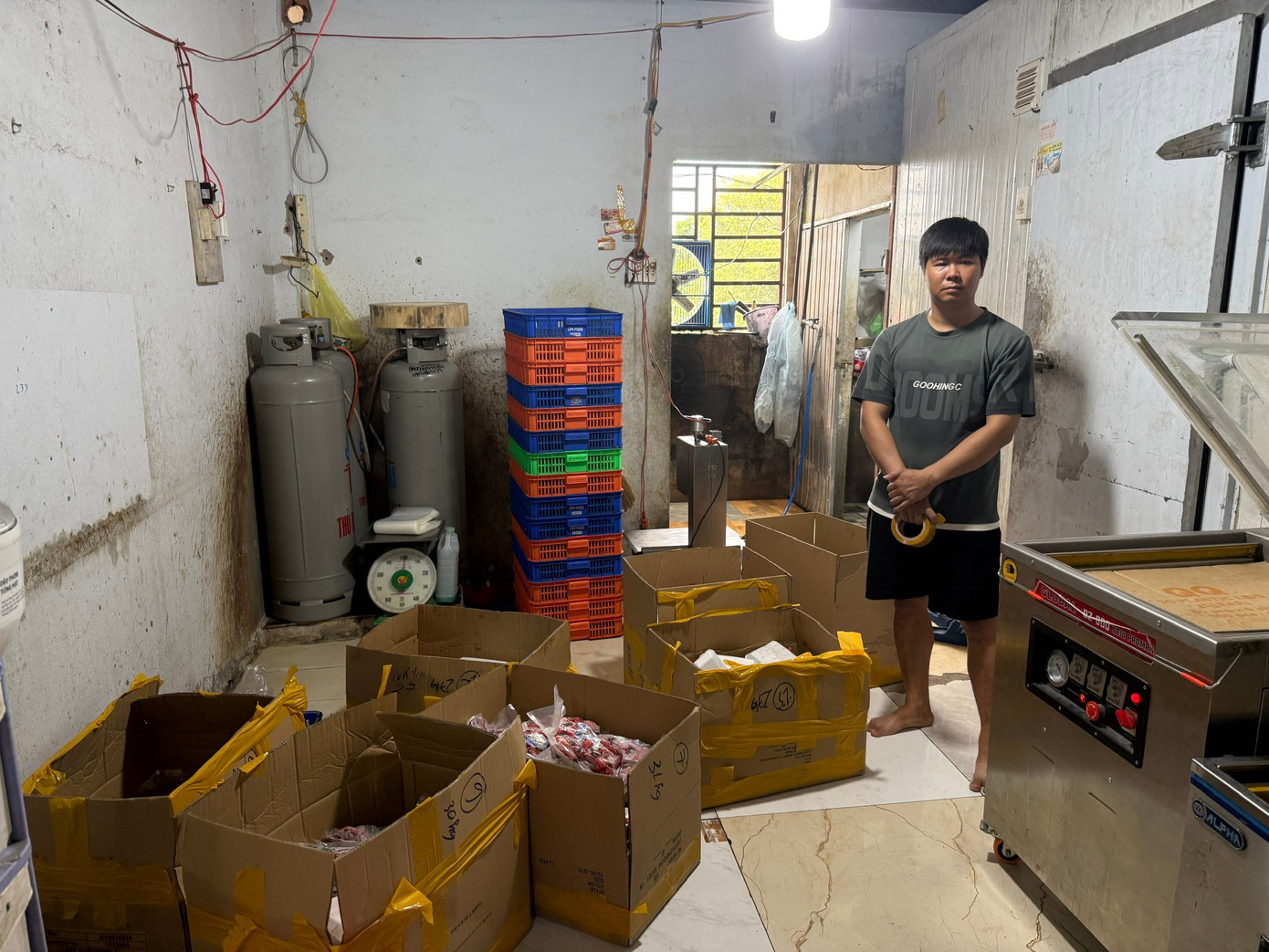 Giật mình với quy trình 'phù phép' thịt heo thành thịt nhím, đà điểu và bắp dê Úc- Ảnh 1.