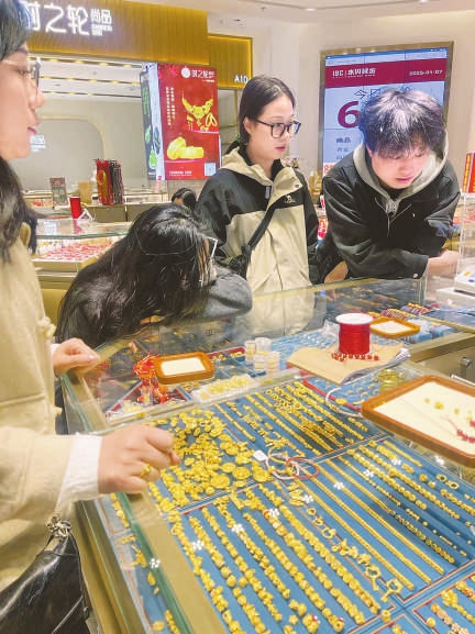 Giờ ai còn khoe đồ hiệu nữa, khoe vàng mới chất- Ảnh 5.