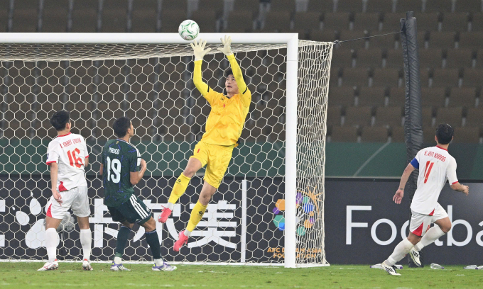 Thủ môn Trung Kiên bắt bóng bổng chính xác khi Việt Nam bại Arab Saudi ở lượt cuối bảng A giải U23 châu Á 2026, trên sân Prince Abdullah al-Faisal tối 12/1/2026. Ảnh: AFC