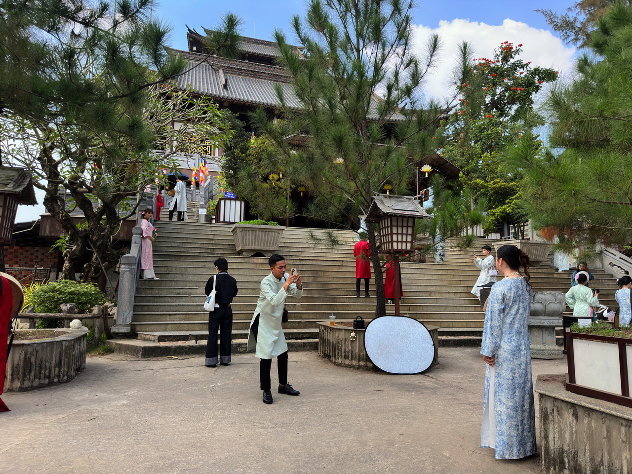 Giới trẻ bắt trend chụp hình với áo dài tại các địa điểm cực 