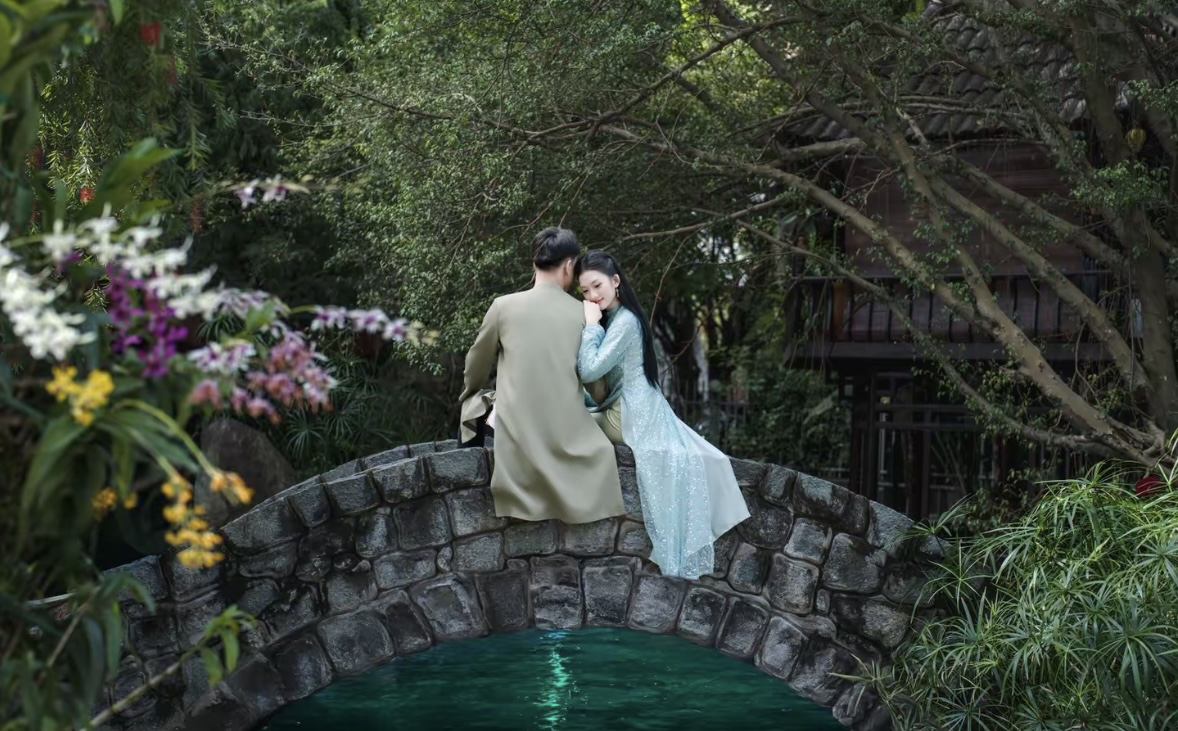 Giới trẻ bắt trend chụp hình với áo dài tại các địa điểm cực 