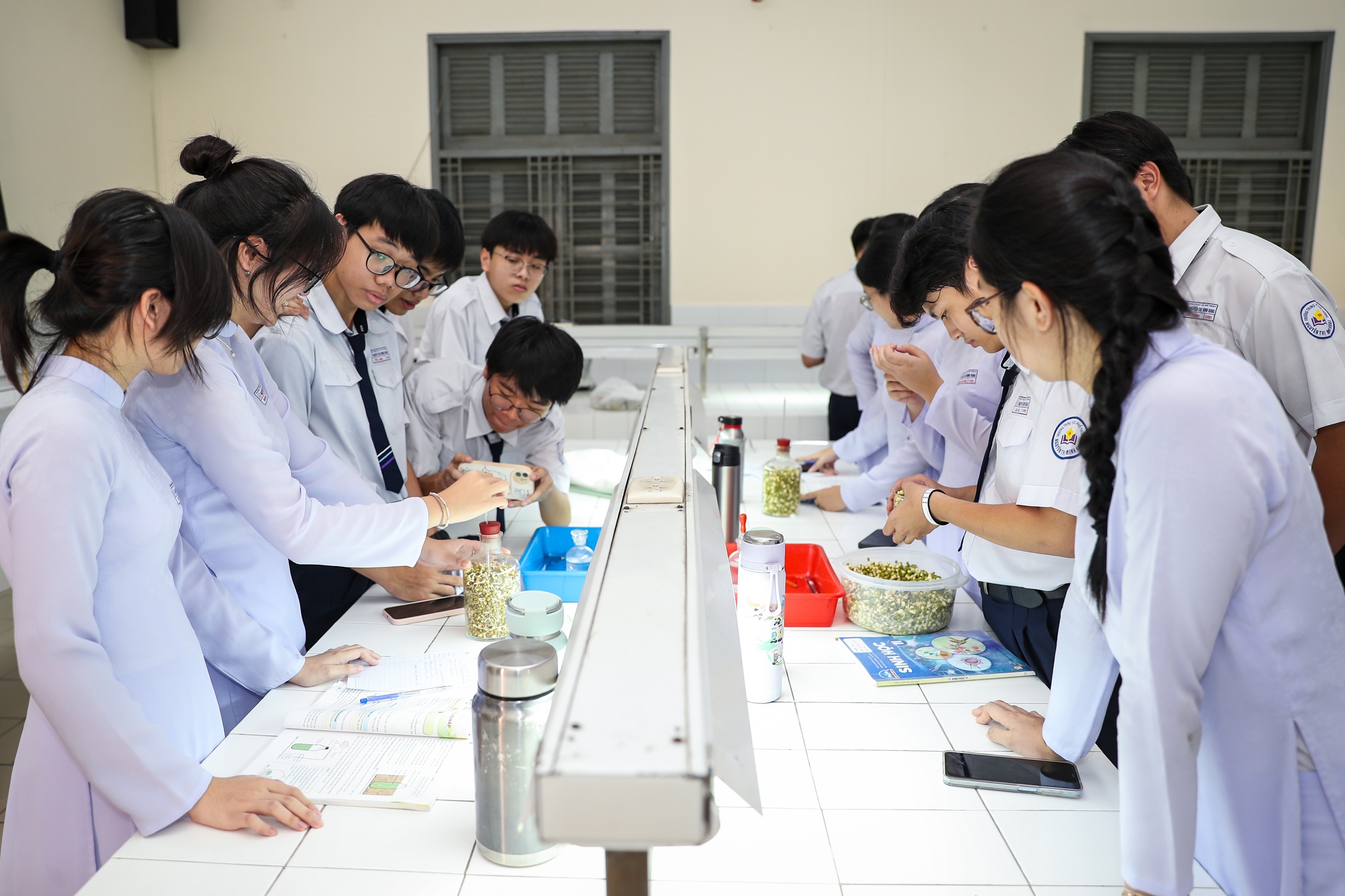 Lăng kính bạn đọc: Giữ tôn nghiêm trong trường học - Ảnh 1.