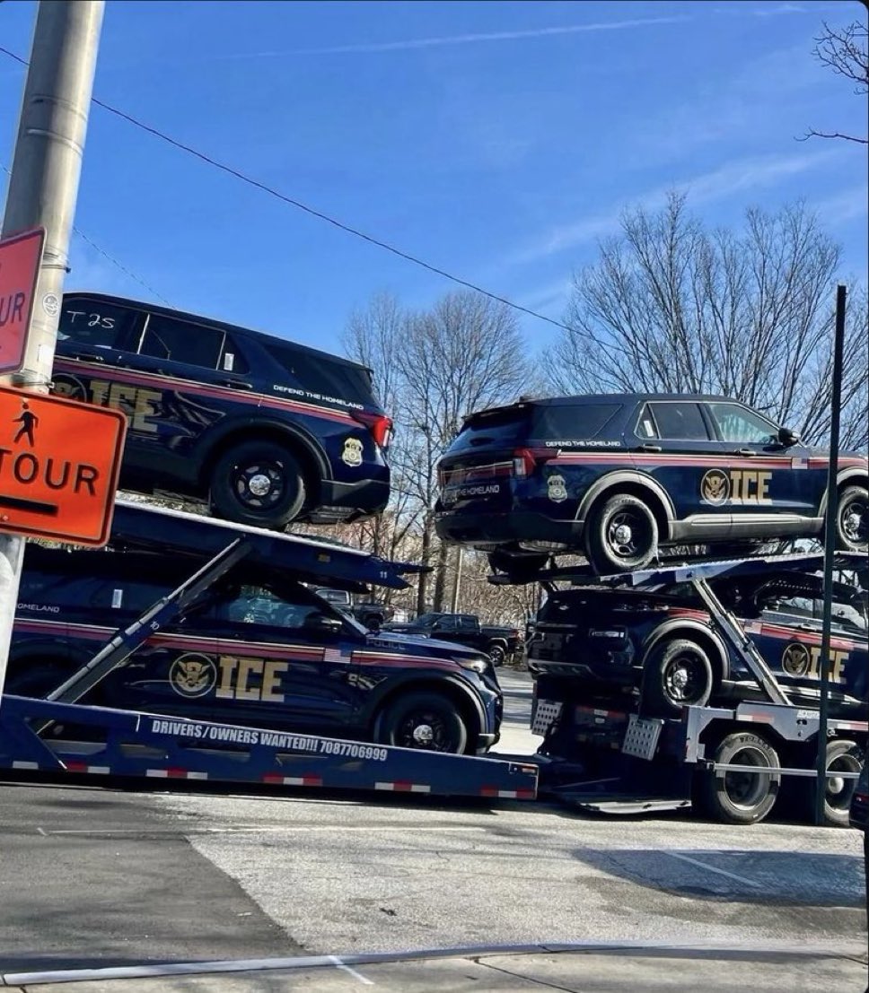 Giữa lúc biểu tình chống ICE leo thang, xuất hiện hình ảnh giả về xe ICE bị tịch thu - Ảnh 1.