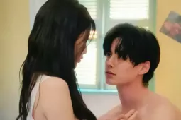 Cảnh phim bị chỉ trích dung tục