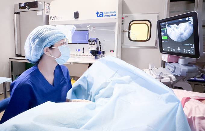 BS.CKI Nguyễn Thị Thạch Thảo chọc hút trứng cho người bệnh để thụ tinh trong ống nghiệm. Ảnh: Hoài Thương