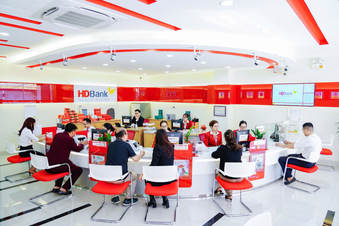 Khách hàng giao dịch tại nhà băng. Ảnh: HDBank
