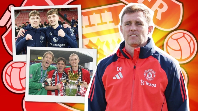 Cựu tiền vệ 41 tuổi Darren Fletcher, với hai con trai song sinh đang là cầu thủ Man Utd, và hai đồng đội cũ. Ảnh: Irish Sun