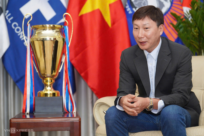 HLV Kim Sang-sik trong cuộc họp báo tại trụ sở VFF, ở Mỹ Đình, Hà Nội trưa 16/1. Ảnh: Hoàng Giang