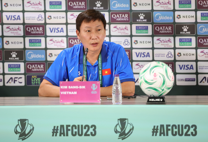 HLV Kim Sang-sik tham dự họp báo tại vòng chung kết U23 châu Á 2026 ở Arab Saudi. Ảnh: AFC