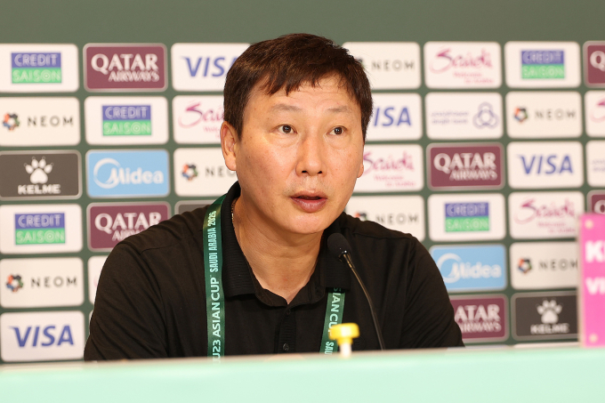 HLV Kim Sang-sik tham dự họp báo sau trận Việt Nam - Kyrgyzstan ở lượt hai bảng A U23 châu Á 2026, trên sân King Abdullah ở Jeddah, Arab Saudi ngày 9/1/2026. Ảnh: AFC
