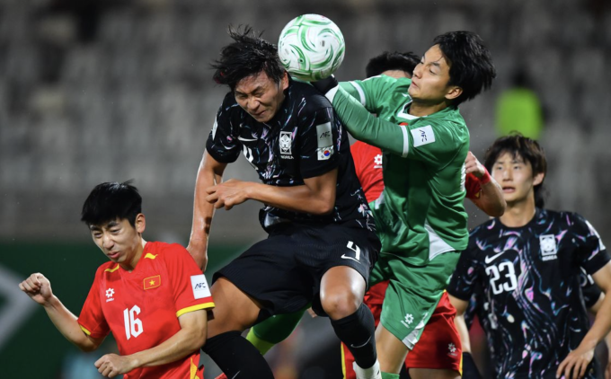 Thủ môn Cao Văn Bình (áo xanh) thi đấu trong trận Việt Nam thắng Hàn Quốc ở giải U23 châu Á 2026. Ảnh: AFC