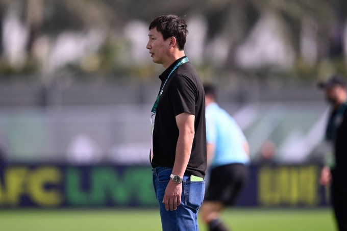HLV Kim chỉ đạo trong trận Việt Nam thắng Jordan 2-0 ở lượt ra quân bảng A vòng chung kết U23 châu Á 2026, trên sân King Abdullah Sports City ở Jeddah, Arab Saudi ngày 6/1/2025. Ảnh: AFC