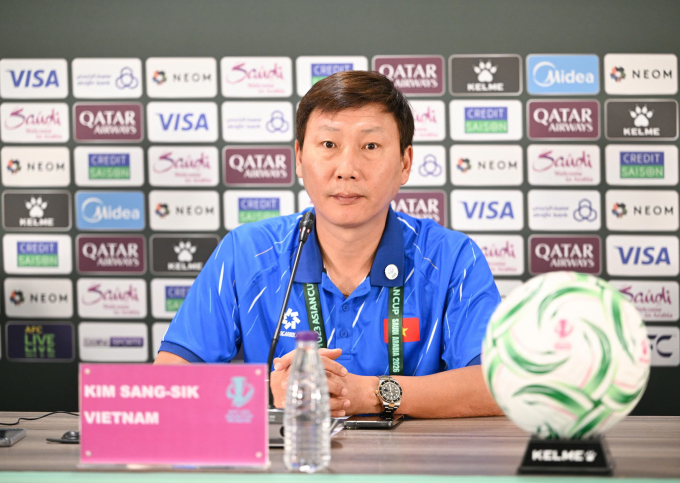 HLV Kim Sang-sik trong cuộc họp báo chiều 15/1, trước trận Việt Nam - UAE ở tứ kết U23 châu Á 2026 tại Jedda,  Arab Saudi. Ảnh: AFC