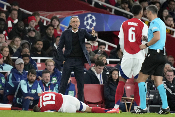 HLV PSG Luis Enrique chỉ đạo trong trận thua Arsenal 0-2 ở lượt hai vòng bảng Champions League trên sân Emirates, London ngày 1/10/2024. Ảnh: AP