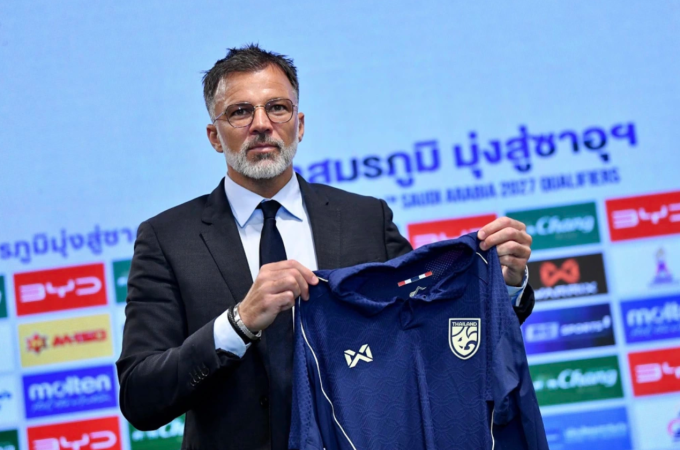 HLV Anthony Hudson thay Masatada Ishii dẫn dắt tuyển Thái Lan từ tháng 10/2025. Ảnh: FAT