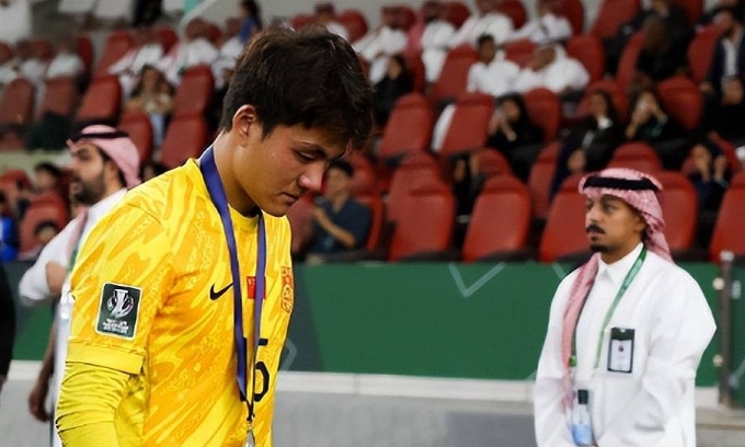 Thủ môn Li Hao sau trận Trung Quốc thua Nhật Bản 0-4 ở chung kết U23 châu Á 2026, trên sân Prince Abdullah Al Faisal ở Jeddah, Arab Saudi ngày 24/1/2026. Ảnh: Sohu