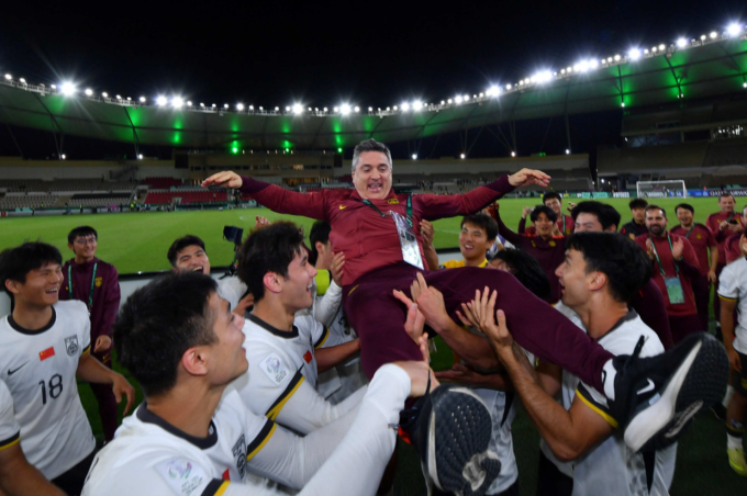 Các cầu thủ Trung Quốc nâng HLV Antonio Puche lên cao, sau trận thắng Việt Nam 3-0 ở bán kết VCK U23 châu Á 2026, trên sân Prince Abdullah Al Faisal ở Jeddah, Arab Saudi ngày 20/1/2026. Ảnh: AFC