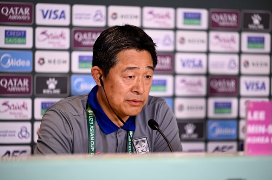 HLV U.23 Hàn Quốc đổ bệnh trước đại chiến Nhật Bản, HLV Kim Sang-sik được truyền thông nhắc tên liên tục- Ảnh 1.