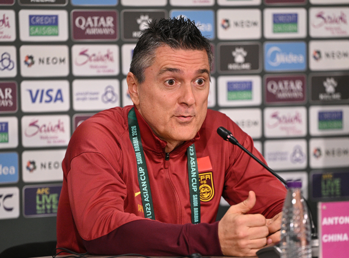 HLV Antonio Puche Vicente tham dự họp báo tại vòng chung kết U23 châu Á 2026. ở Arab Saudi Ảnh: AFC