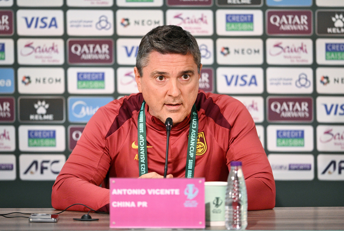 HLV Antonio Puche Vicente của Trung Quốc tham dự họp báo tại vòng chung kết U23 châu Á 2026 ở Arab Saudi. Ảnh: AFC