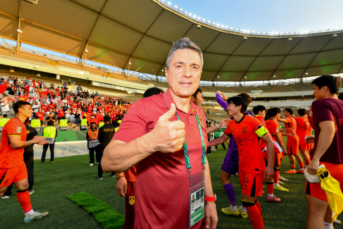 HLV Antonino Puche sau trận hòa Uzbekistan 0-0 rồi thắng luân lưu 4-2 tại tứ kết U23 châu Á 2026, trên sân Prince Abdullah Al Faisal ở Jeddah, Arab Saudi ngày 17/1/2026. Ảnh: AFC