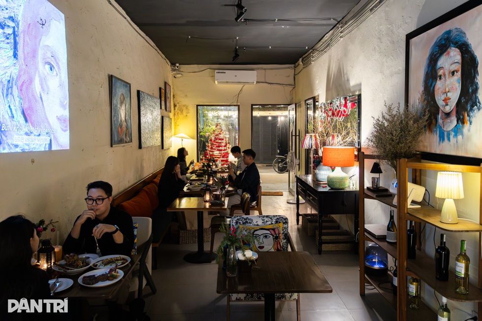 Hà Nội: Quán ăn hút khách nhờ chiếc bàn cứ ngồi vào là... cưới - 1