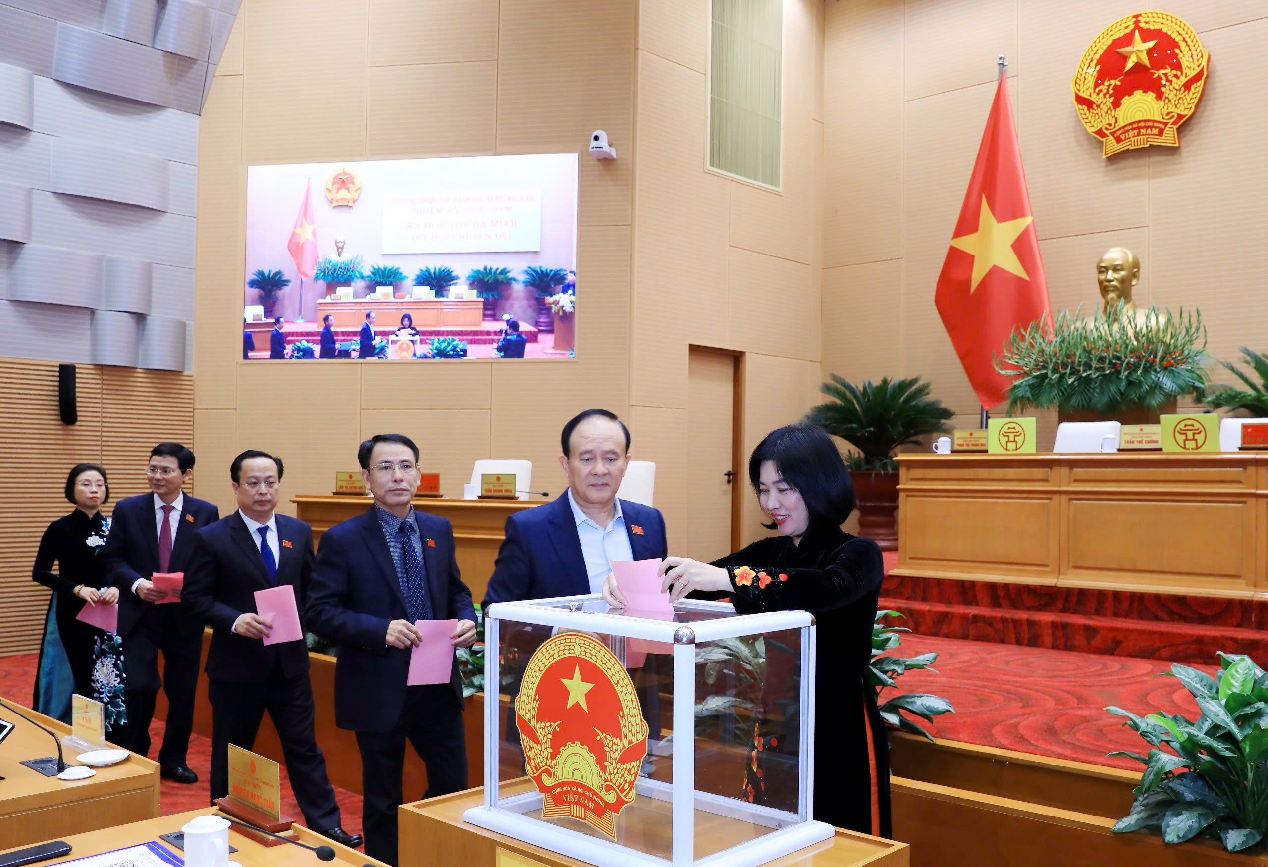 Hà Nội bầu 3 tân Ủy viên UBND TP Hà Nội - Ảnh 1.