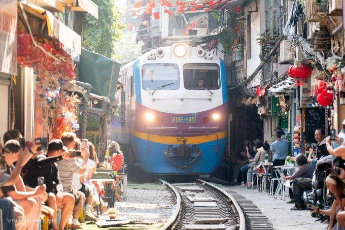 Tàu chạy qua phố cà phê đường tàu. Ảnh: Hoàng Giang