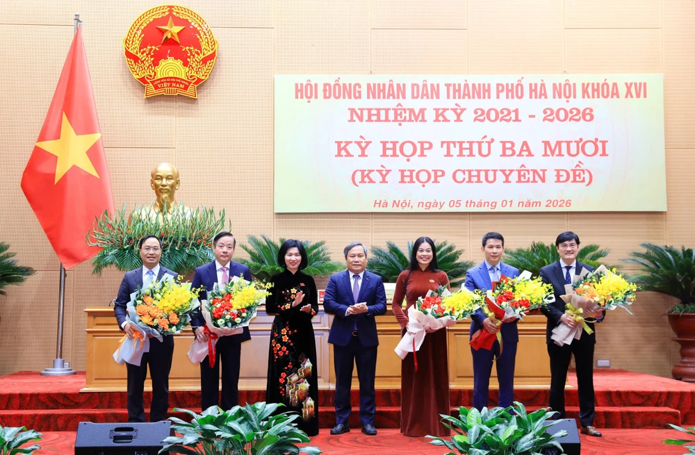 Lãnh đạo HĐND - UBND TP Hà Nội tặng hoa chúc mừng những nhân sự vừa được HĐND TP Hà Nội kiện toàn vào các chức danh lãnh đạo thuộc HĐND và UBND TP Hà Nội. Ảnh: VT ha-noi.jpg